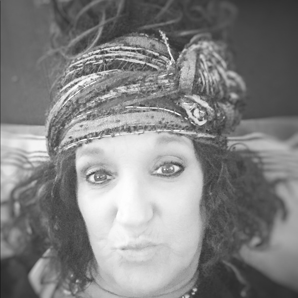 Meet your Posher, Debbie - Picture 5 of 6